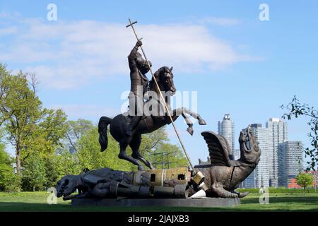 „Good besiegt das Böse“, Skulptur von Zurab Zereteli, erinnert an die Unterzeichnung des INF-Vertrags im Jahr 1987, dem UN-Geschenkgarten, New York, NY, USA Stockfoto