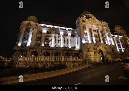 Budapest: Hotel Gellert bei Nacht. Ungarn Stockfoto