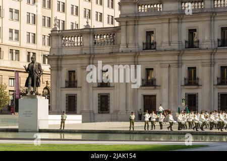 Architektonisches Detail des Palacio de La Moneda (Palast der Münzstätte), Sitz des Präsidenten von Chile während eines Wachwechsels Stockfoto