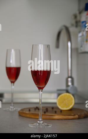 Sektgläser mit Sekt auf Küchentischtisch Stockfoto