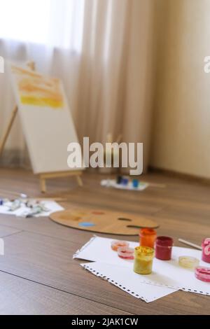 Die Künstler arbeiten mit Aquarellfarben, Gouache, Pinsel und Papierbögen. Authentische Pinsel Stillleben in der Kunstschule als Zeichenkurs. Heim Freizeit Hobby. Kunst während des Aufenthalts zu Hause Stockfoto