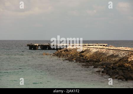 Ein verlassene Pier mit Blick auf den Indischen Ozean, fotografiert während der Trockenzeit in Rua, Sumba Island, East Nusa Tenggara, Indonesien. Stockfoto