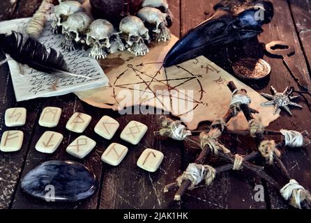 Wicca, esoterisches und okkultes Stillleben mit Vintage-Zauberobjekten und Runen auf dem Hexentischaltar für mystische Rituale und Wahrsagerei. Halloween und Stockfoto