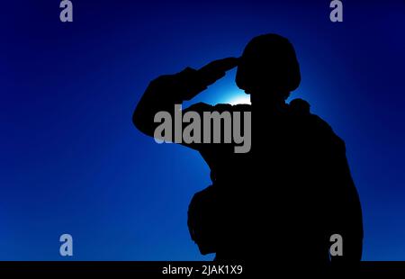 Silhouette eines Soldaten, der Handgruß gibt, mit Sonnenuntergang Hintergrund. Stockfoto