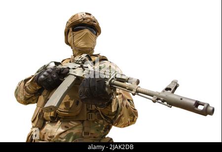 Bewaffneter Spezialeinsatzsoldat mit Gewehr, isoliert auf weißem Hintergrund. Stockfoto