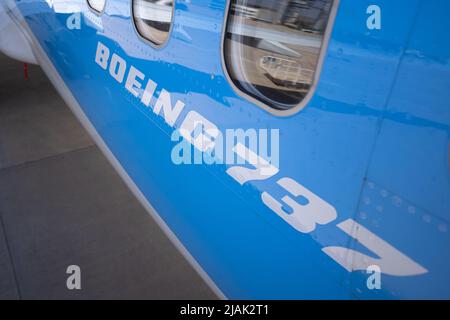 Boeing 737-Beschilderung unter den Flugzeugfenstern an der Seite einer boeing 737 max auf TUI-Flügen Stockfoto