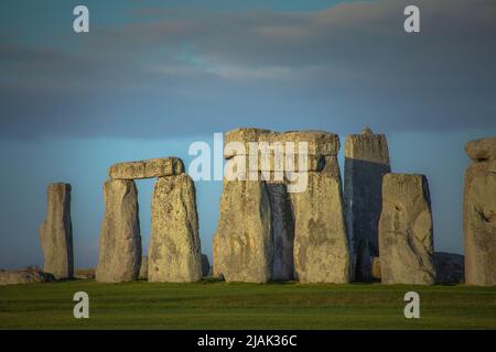 Schönes Morgenlicht auf den Felsen von Stonehenge in England mit blauem Hintergrund und Wolken Stockfoto