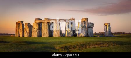 Schönes Panorama von Stonehenge am frühen Morgen. Sonnenaufgang leuchtet auf dem historischen Wahrzeichen Stockfoto