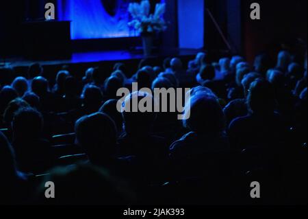 Hamburg, Deutschland. 29.. Mai 2022. Das Publikum blickt auf die spärlich beleuchtete Bühne. Im Hamburger St. Pauli Theater fand eine öffentliche Gedenkfeier zum Gedenken an den Anfang April verstorbenen Schauspieler Uwe Bohm statt. Quelle: Jonas Walzberg/dpa/Alamy Live News Stockfoto