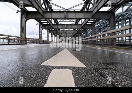 Hamburg, Deutschland. 29.. Mai 2022. Ein Pfeil auf der Fahrbahn der Freihafenelbbrücke. Nach vier Monaten Reparaturarbeiten soll die Freeport-Elbbrücke in Hamburg wieder eröffnet werden. Zuvor mussten jedoch Sondierungsarbeiten und Abschlussprüfungen abgeschlossen werden, teilte die Hafenbehörde HPA mit. Quelle: Jonas Walzberg/dpa/Alamy Live News Stockfoto