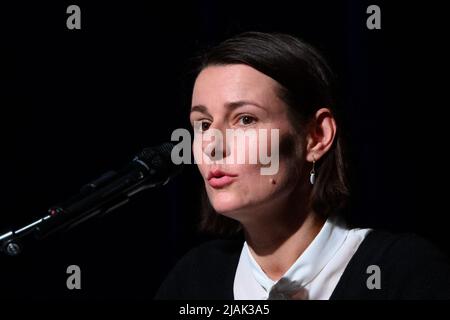 Hamburg, Deutschland. 29.. Mai 2022. Annett Renneberg, Schauspielerin, spricht auf der Bühne. Im Hamburger St. Pauli Theater fand eine öffentliche Gedenkfeier zum Gedenken an den Anfang April verstorbenen Schauspieler Uwe Bohm statt. Quelle: Jonas Walzberg/dpa/Alamy Live News Stockfoto