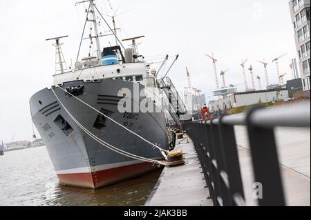 Hamburg, Deutschland. 29.. Mai 2022. Die MS Stubnitz, ein ehemaliges Kühlschiff der DDR-Tiefseeflotte, das seit 1992 als soziokulturelles Veranstaltungsschiff genutzt wird, liegt an einem Kai auf der Norderelbe. Quelle: Jonas Walzberg/dpa/Alamy Live News Stockfoto