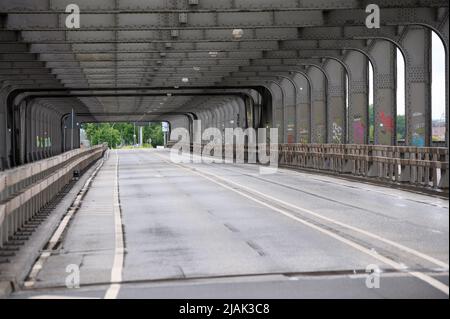 Hamburg, Deutschland. 29.. Mai 2022. Die leeren Gassen der Freihafenelbbrücke. Nach vier Monaten Reparaturarbeiten soll die Freihafenelbbrücke in Hamburg wieder eröffnet werden. Zuvor mussten jedoch Sondierungsarbeiten und Abschlussprüfungen abgeschlossen werden, teilte die Hafenbehörde HPA mit. Quelle: Jonas Walzberg/dpa/Alamy Live News Stockfoto