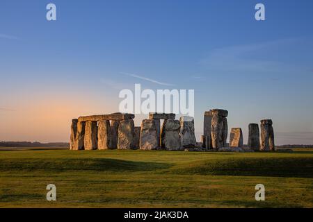 Schönes Panorama von Stonehenge am frühen Morgen. Sonnenaufgang leuchtet auf diesem historischen Wahrzeichen Stockfoto