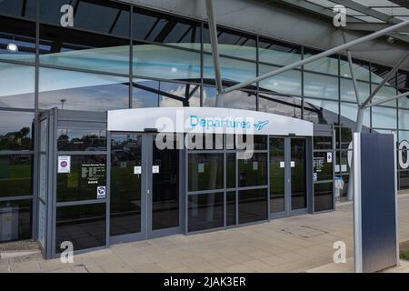 Abflugtür am Londoner Southend Airport (SEN)-Terminal in Großbritannien Stockfoto