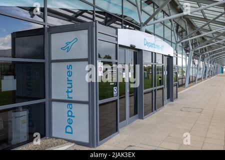 Abflugtür am Londoner Southend Airport (SEN)-Terminal im Vereinigten Königreich Stockfoto