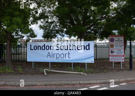 London Southend Airport (SEN) und Sperrgebiet kein Stoppschild an der Straße Stockfoto