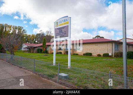 Die Guyra Central School ist eine kombinierte Schule mit Koeducierung, die die Jahre K-12, also sowohl Primär- als auch Sekundarstufe, in Guyra, New England, New South Wales, abbildet Stockfoto