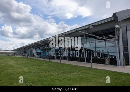 Das Flughafenterminal London Southend (SEN) befindet sich von außen vor grünem Gras Stockfoto
