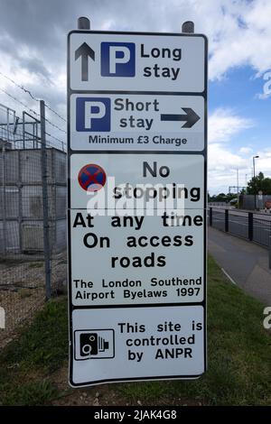 Langer Aufenthalt und kurzer Aufenthalt, keine Zwischenstopps auf Zufahrtsstraßen, ANPR-Byelaws-Schild am Flughafen London Southend (SEN) Stockfoto