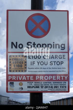 Kein Halt, Gebühr bei Stopp, Schild für Privateigentum am Flughafen London Southend (SEN) Stockfoto