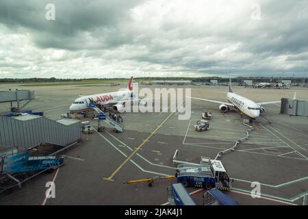 Menschen, die am Flughafen London-Stansted in Lauda einsteigen, fahren auf Asphalt, während Ryanair betankt Stockfoto