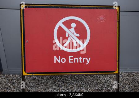 Rot-weißes Hinweisschild ohne Einfahrt am Londoner Flughafen Southend (SEN) in Großbritannien Stockfoto