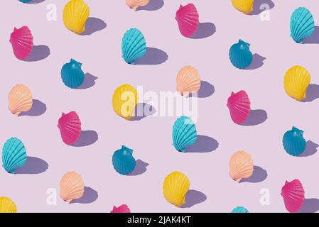 Muster mit bunten Muscheln auf violettem Hintergrund. Kreatives abstraktes Sommerkonzept. Isometrisches Rechteck-Layout. Stockfoto