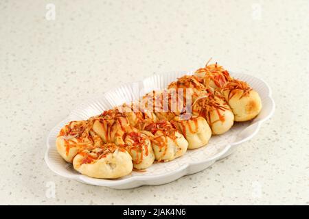 Hausgemachte Pizza Roll Pull Apart Brot mit Käse und Wurst, Copy Space für Text, Rezept oder Werbung Stockfoto