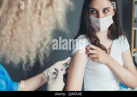 Arzt, der Erwachsene Frau im Krankenhaus eine Injektion verabreichung gab. Für medizinisches Design. Medizinisches Gesundheitskonzept. Impfungen, Impfungen, Krankheitsprävention Stockfoto