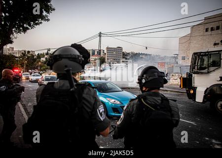 Tel Aviv, Israel. 29.. Mai 2022. Israelische Grenzpolizisten stehen auf der Wache im palästinensischen Viertel Shiekh Jarrah in Jerusalem. Rund 70.000 jüdische Nationalisten marschierten am Sonntagnachmittag zum 55.. Jerusalem-Tag durch und um Jerusalems Altstadt, einige von ihnen skandierten rassistische Slogans und kolonierten auch mit den Palästinensern und der Polizei. Kredit: SOPA Images Limited/Alamy Live Nachrichten Stockfoto