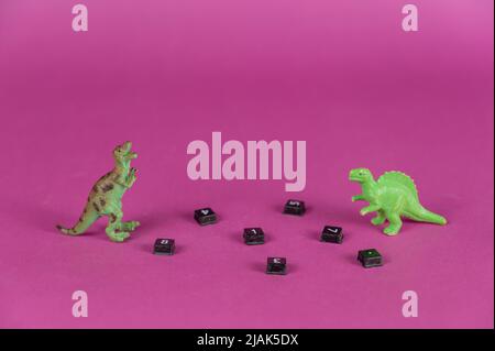 Zwei Miniaturen von Dinosauriern vor einem violetten Hintergrund. Kleine schwarze Knöpfe mit verstreuten Zahlen. Grüne Figuren von Greiftieren stehen Stockfoto