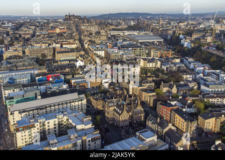 Aktenfoto vom 29/04/21 der Royal Mile in Edinburgh. In vier schottischen Städten beginnen derzeit emissionsarme Zonen (LEZ), wobei die Durchsetzung mindestens ein Jahr lang nicht beginnen wird. Ausgabedatum: Dienstag, 31. Mai 2022. Stockfoto