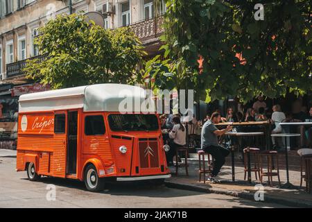 Odessa, Ukraine - 5. September 2021: Roter alter französischer Bus, der sich im Zentrum von Odessa befindet Stockfoto