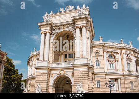 Odessa, Ukraine - 5. September 2021: Odessa State Academic Opera and Ballet Theatre. Altes Theater. Wunderschönes Odessa Stockfoto