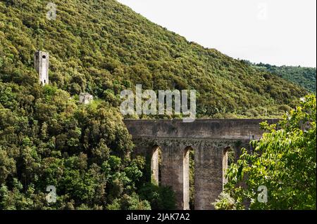 Spoleto , Italien , Ponte delle Torri , gewölbte Brücke von Türmen aus Kalkstein , arbeitete es als Aquädukt und Brücke Stockfoto