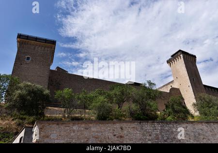 Spoleto , Italien , 29 Mai 2022 , mittelalterliche Festung Rocca Albornoziana mit Blick auf das historische Zentrum von Spoleto , Umbrien , Italien Stockfoto