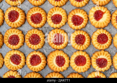 Hintergrund von Cookies mit einem Jam Center. Köstliches Gebäck zum Tee. Süßwarenprodukt. Kekse zu Hause backen. Nachtisch Lecker. Stockfoto