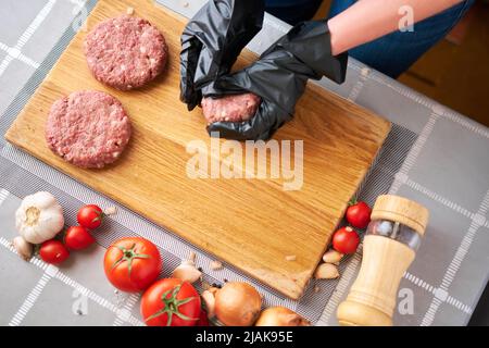 Billets für Burger aus frischem Hackfleisch in der heimischen Küche Stockfoto