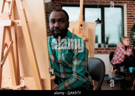 Porträt eines lächelnden Studenten attesting Art class Entwicklung neuer künstlerischer Fähigkeiten für persönliches Wachstum Lernen Grafik-Technik in Kreativität Studio. Maler Mann Zeichnung Vase Modell. Kreatives Konzept Stockfoto