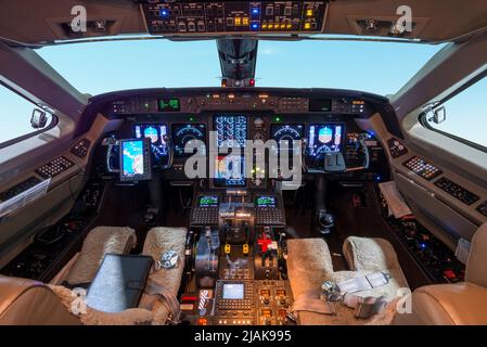 Cockpit Innenraum eines Gulfstream IV, Nachtmodus - Stock Foto Stockfoto