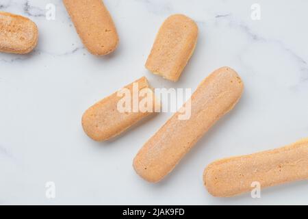 Italienischer Keks savoiardi. Süße Kekse. Schwamm Cookies Tiramisu isoliert auf weißem Hintergrund. Speicherplatz Kopieren Stockfoto