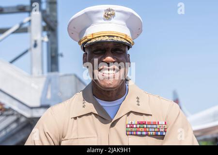 New York, Usa. 30.. Mai 2022. US Marine Corps Generalleutnant Langley nimmt an der jährlichen Gedenkfeier zum Intrepid Sea, Air & Space Museum Teil (Foto: Lev Radin/Pacific Press) Quelle: Pacific Press Media Production Corp./Alamy Live News Stockfoto