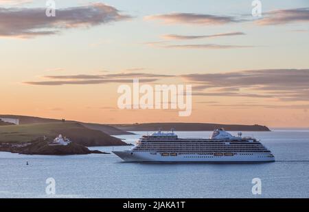 Roches Point, Cork, Irland. 31.. Mai 2022. Das Kreuzschiff Seven Seas Splendor wird den Roches Point Lighthouse passieren, als sie am ersten Licht für einen Besuch in Cobh, Co. Cork, Irland, ankommt. - Credit; David Creedon / Alamy Live News Stockfoto