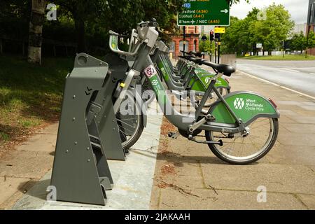 Mai 2022 - West Midland mietet Fahrräder auf einem Gepäckträger in der Nähe der Universität Birmingham Stockfoto