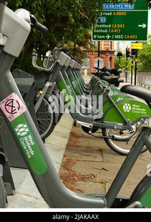 Mai 2022 - West Midland mietet Fahrräder auf einem Gepäckträger in der Nähe der Universität Birmingham Stockfoto