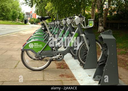 Mai 2022 - West Midland mietet Fahrräder auf einem Gepäckträger in der Nähe der Universität Birmingham Stockfoto