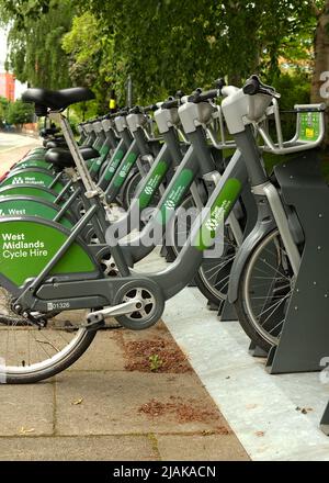 Mai 2022 - West Midland mietet Fahrräder auf einem Gepäckträger in der Nähe der Universität Birmingham Stockfoto