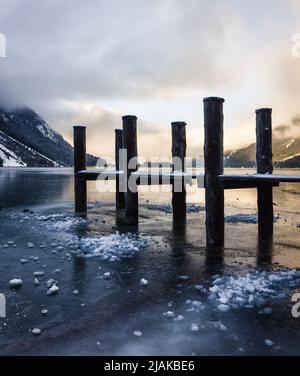 Steg an einem See in den Alpen Stockfoto