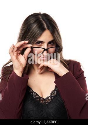 Nahaufnahme einer glücklich lächelnden indischen Geschäftsfrau isoliert auf weißem Hintergrund Stockfoto